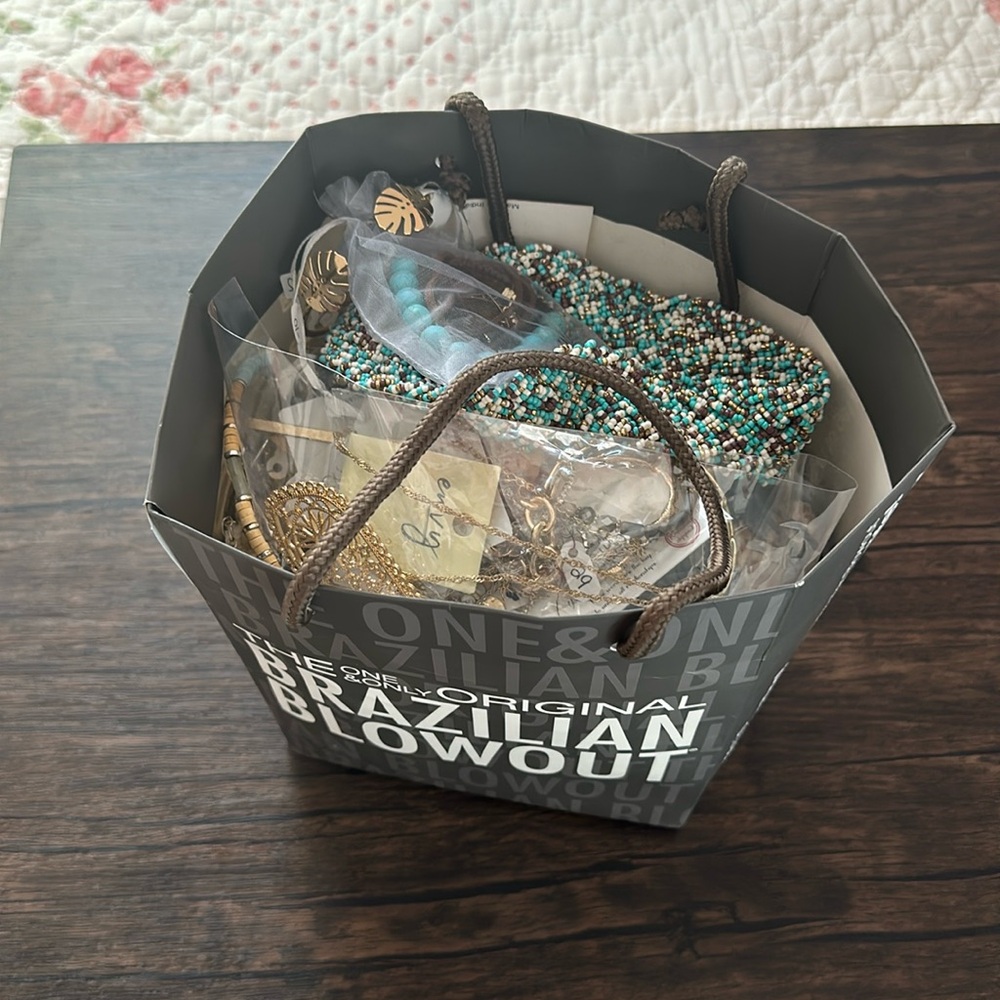 Bag full of jewelry, most of its is like new and never was worn.